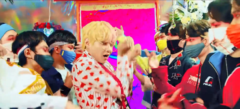 نقد و بررسی موزیک ویدئوی آیدول (Idol)
